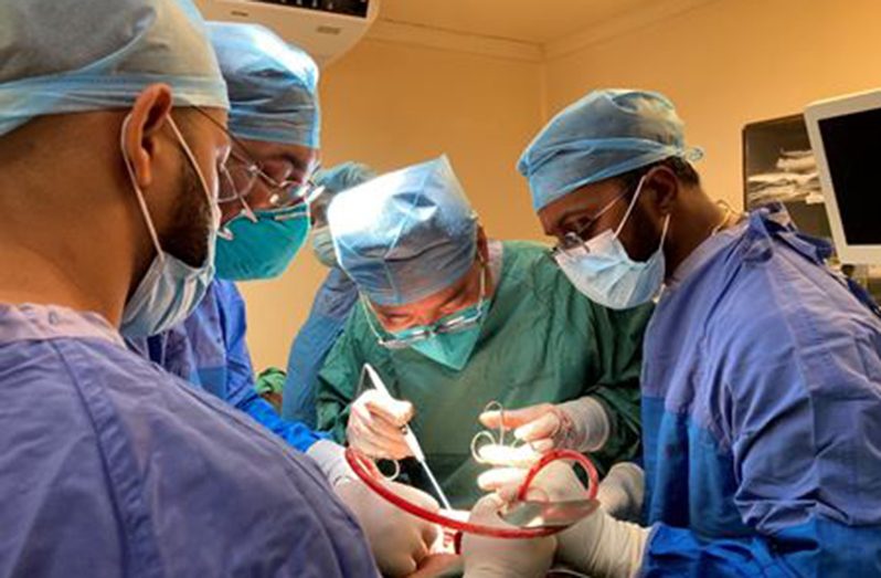 Dr. Qiao Zhiming (second right) performing pancreaticoduodenectomy