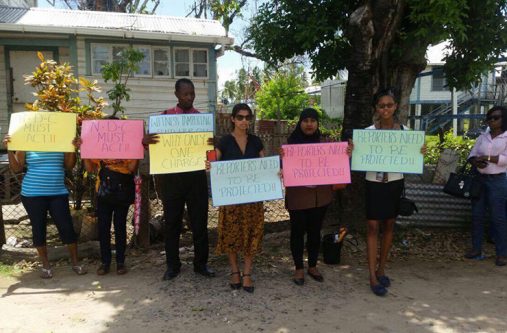 Reporters and market vendors picketing in front of the Whim Police Station