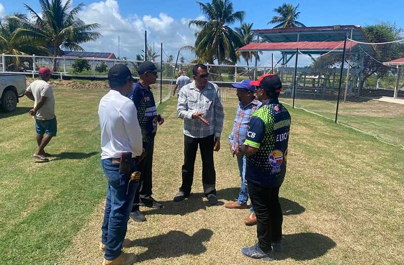 Director General of the Ministry of Agriculture, Madanlall Ramraj (centre), at the Affiance Cricket Ground