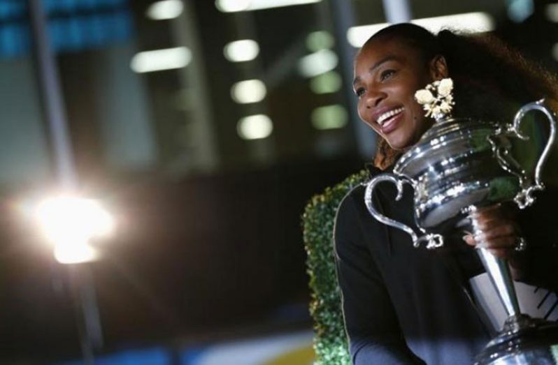 Serena Williams of the U.S. poses with the Women's singles trophy after winning her final match. REUTERS/Edgar Su