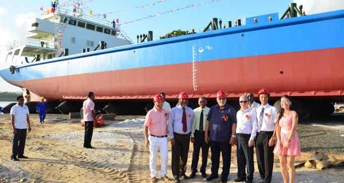 President Donald Ramotar, Prime Minister Samuel Hinds, Minister of Agriculture Dr. Leslie Ramsammy and Chinese Ambassador to Guyana Zhang Limin with the owners of the Zhanghao Shipyard at Coverden, East Bank Demerara