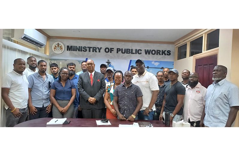 Minister of Public Works Juan Edghill, other officials and the contractors