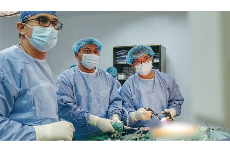 Dr. Qian Yi (right), Dr. Adhikar Ramjoo (middle) and Dr. Miguel Quevedo (left) performing the surgery