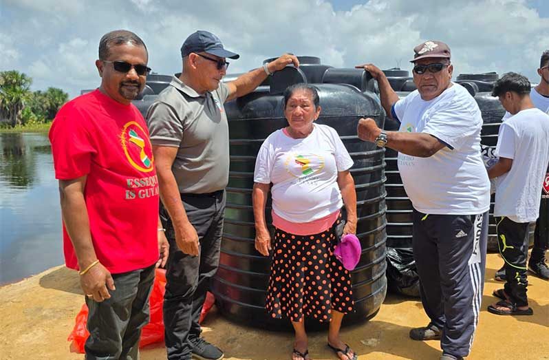 Region Two’s Regional Vice-Chairman, Humace Oodit, on Sunday, handed over a quantity of black tanks to the residents of Mashabo