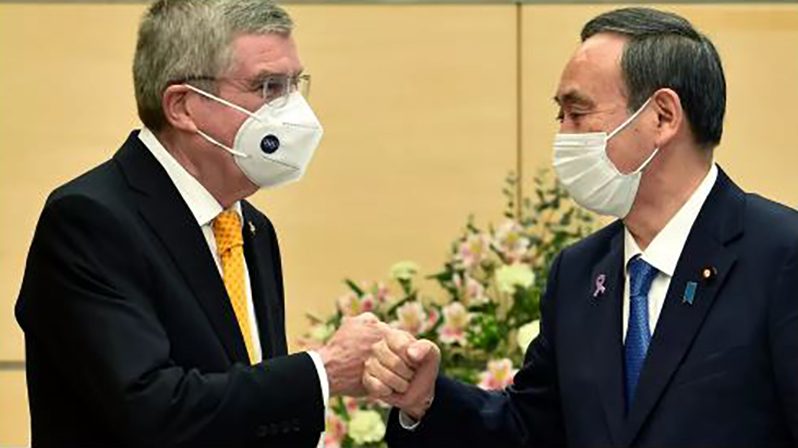 IOC president Thomas Bach (L) met Japan's Prime Minister Yoshihide Suga in Tokyo KAZUHIRO NOGI POOL/AFP