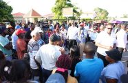 President Dr. Irfaan Ali engaging with residents during Thursday afternoon’s community outreach (Ministry of Housing and Water)