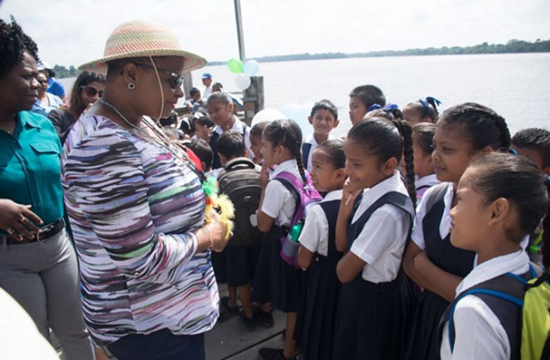 The Minister of Public Health, more than one year after cancer, engaging students in Orealla