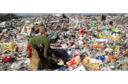 Waste pickers sort through a garbage dump in India (UNDP)