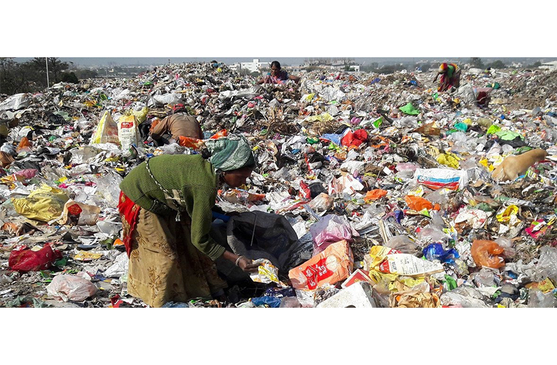 Waste pickers sort through a garbage dump in India (UNDP)