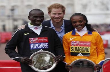 Great Britain's Prince Harry poses with the winner of the men's race Kenya's Eliud Kipchoge and the women's race Jemima SumgongAction Images via Reuters / Paul ChildsLivepic