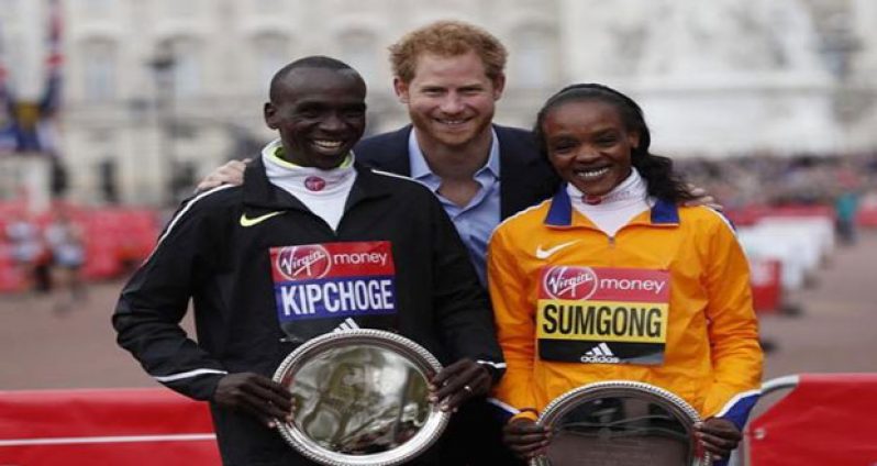 Great Britain's Prince Harry poses with the winner of the men's race Kenya's Eliud Kipchoge and the women's race Jemima SumgongAction Images via Reuters / Paul ChildsLivepic